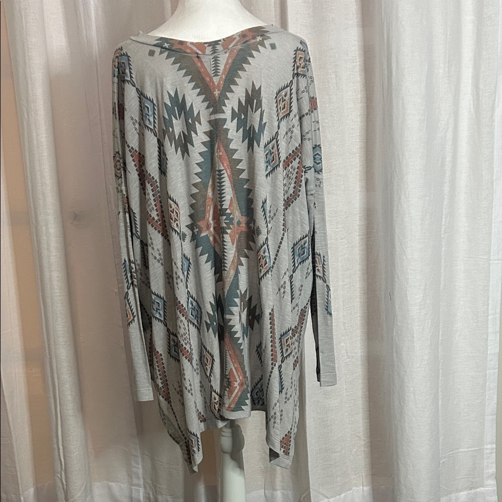 Aztec Patterned Gray Blouse - Picture 3 of 3
